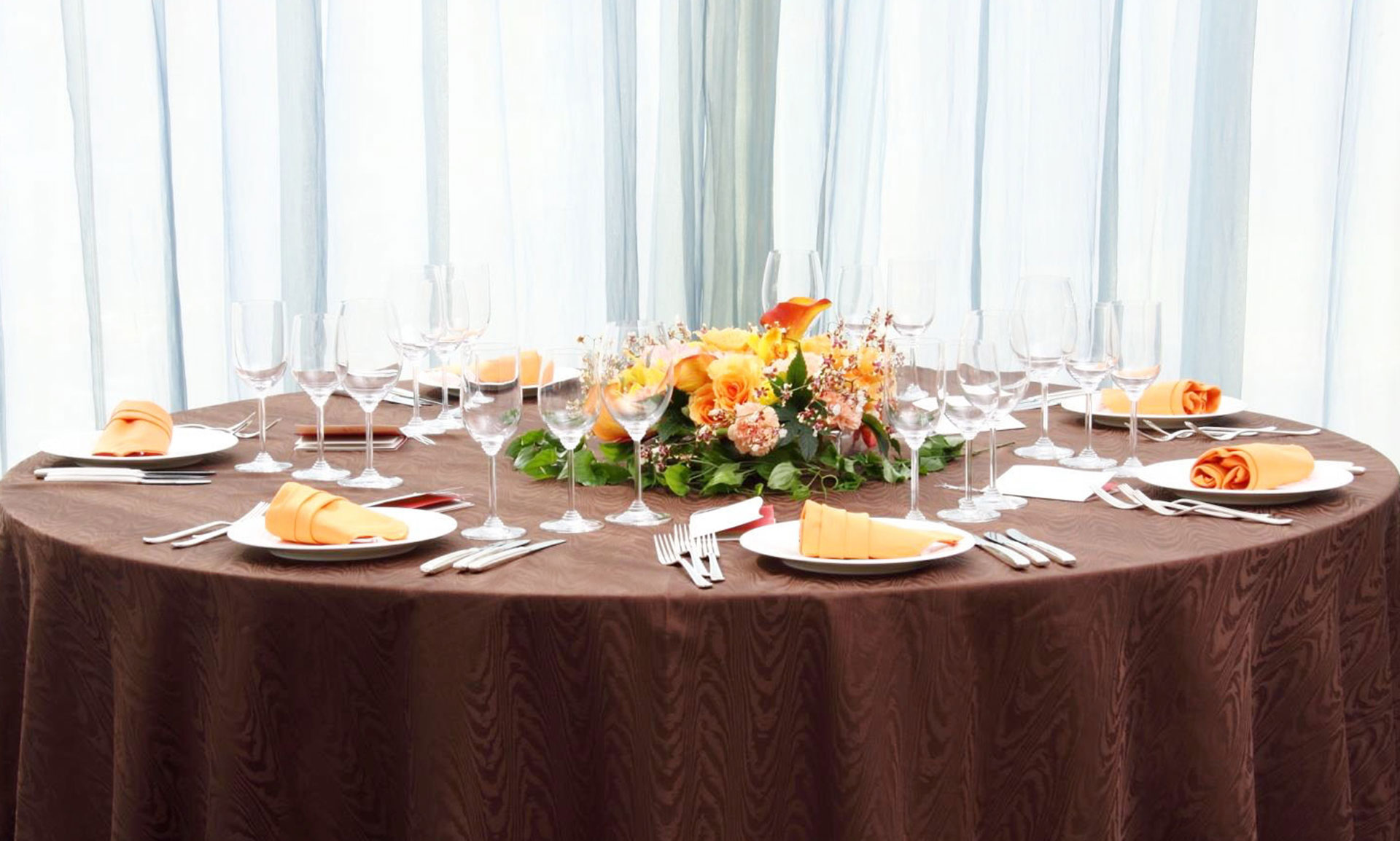 テーブルクロスレンタルのグランディ、カラーナフキン、チェアドレス 